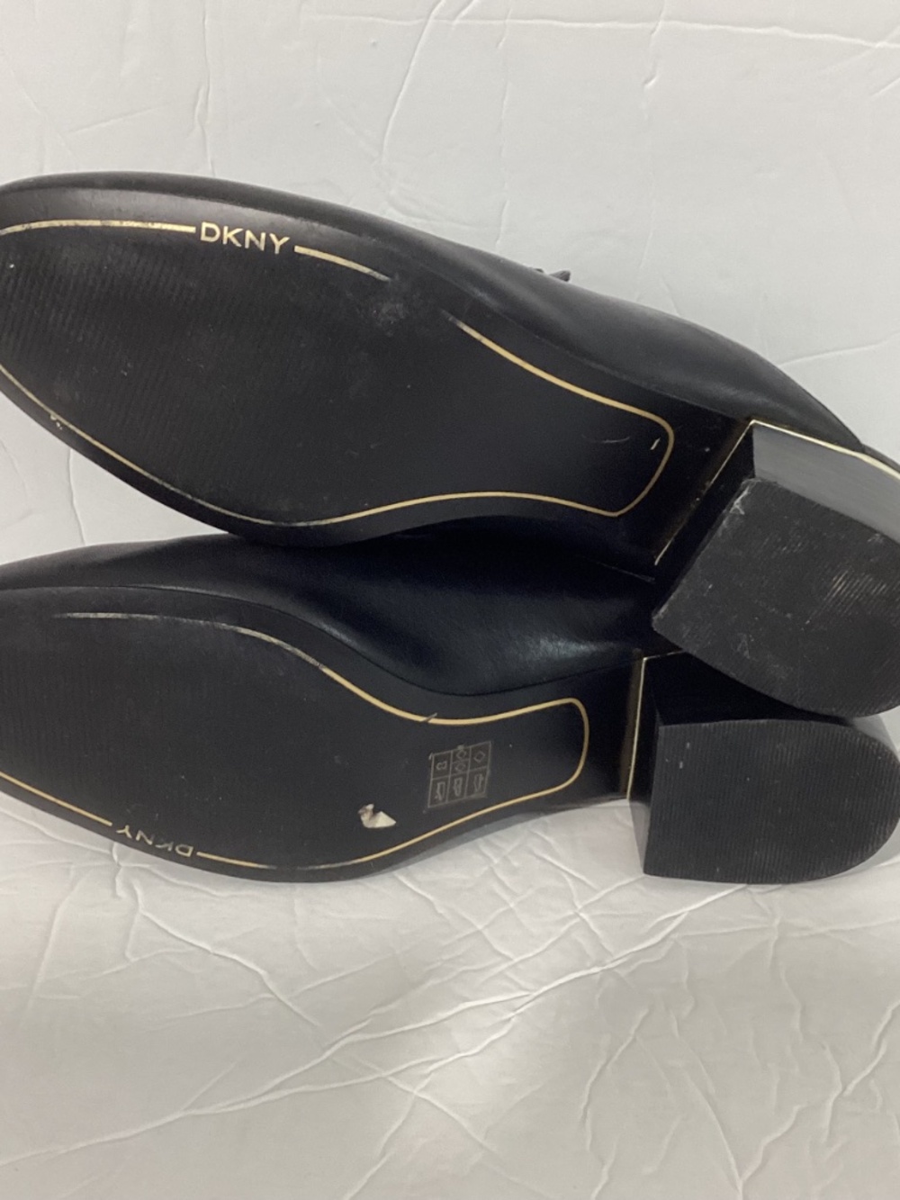 DKNY SIZE 9M BLACK LEATHER MULES SLIP ON GOLDEN LOGO ACCENT BLOCK HEEL - Picture 4 of 5